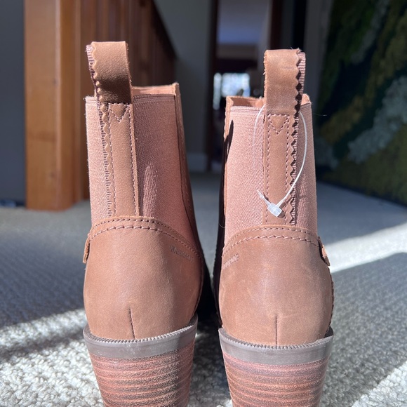 NWT Beautiful Teva Anaya Chelsea Waterproof boot. - Picture 4 of 9